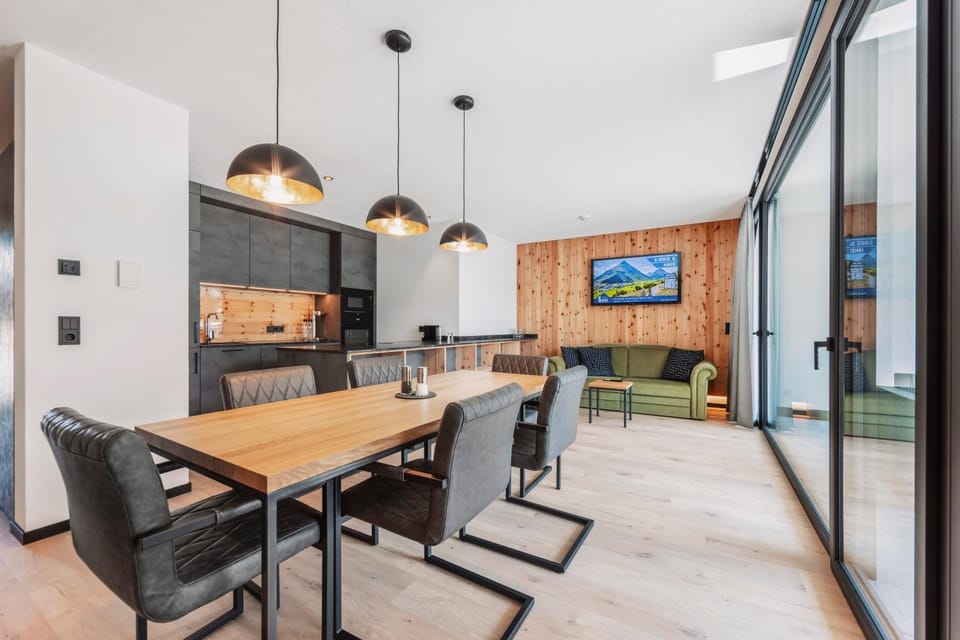 TV and multimedia, Kitchen or kitchenette, Living room, Seating area, Dining area