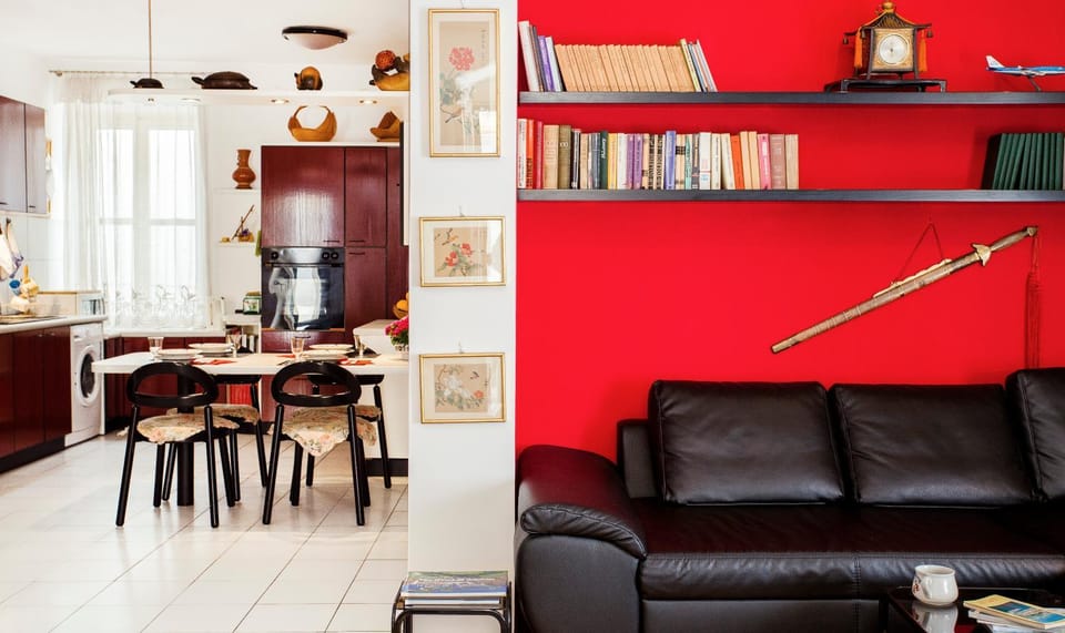 Kitchen or kitchenette, Living room, Seating area, Dining area