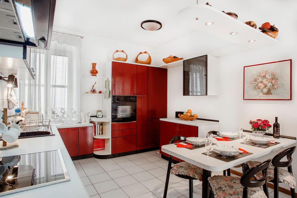 Kitchen or kitchenette, Dining area, oven, stove