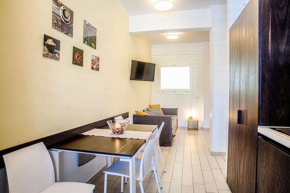 Kitchen or kitchenette, Living room, Seating area