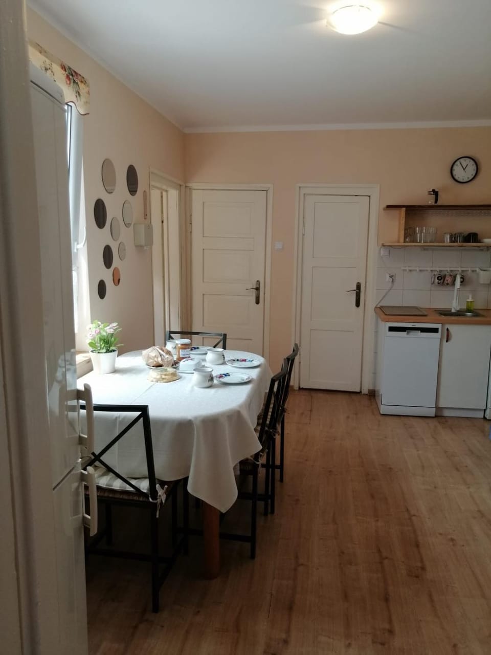 Kitchen or kitchenette, Dining area