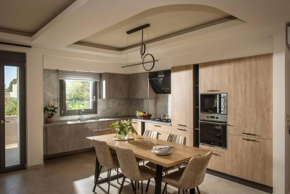 Kitchen or kitchenette, Seating area, Dining area, minibar, pet friendly, stove