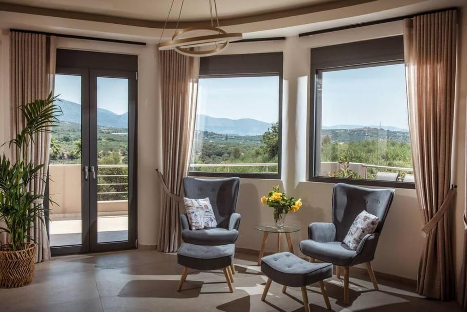Natural landscape, View (from property/room), Balcony/Terrace, Living room, Seating area, Mountain view