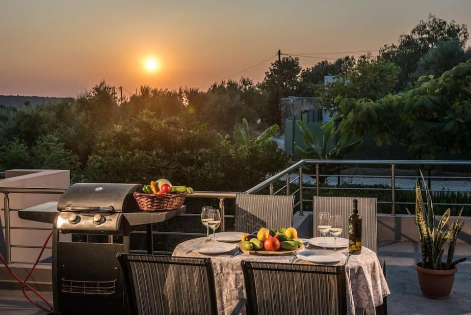 Patio, Natural landscape, BBQ facilities, View (from property/room), Balcony/Terrace, Food and drinks, Seating area, Dining area, Food, Sunrise