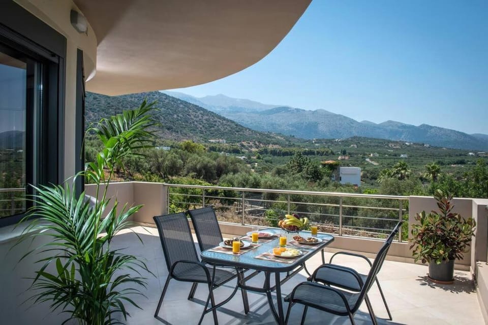 Patio, Day, Natural landscape, View (from property/room), Balcony/Terrace, Food and drinks, Seating area, Dining area, Mountain view