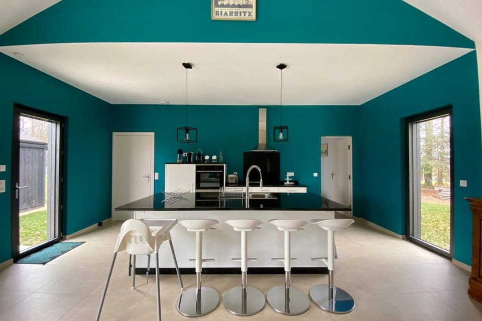 Kitchen or kitchenette, Dining area, minibar, pet friendly
