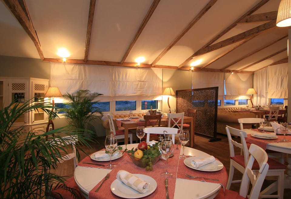 Restaurant/places to eat, Food and drinks, Banquet/Function facilities, Breakfast