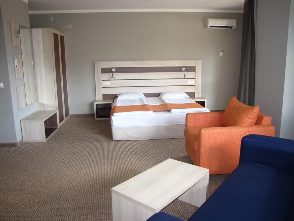 Bed, Photo of the whole room, Seating area, air conditioner