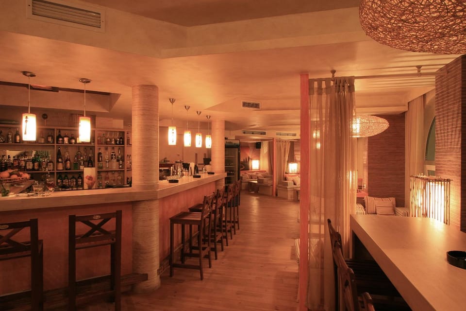 Restaurant/places to eat, Lounge or bar, Food and drinks