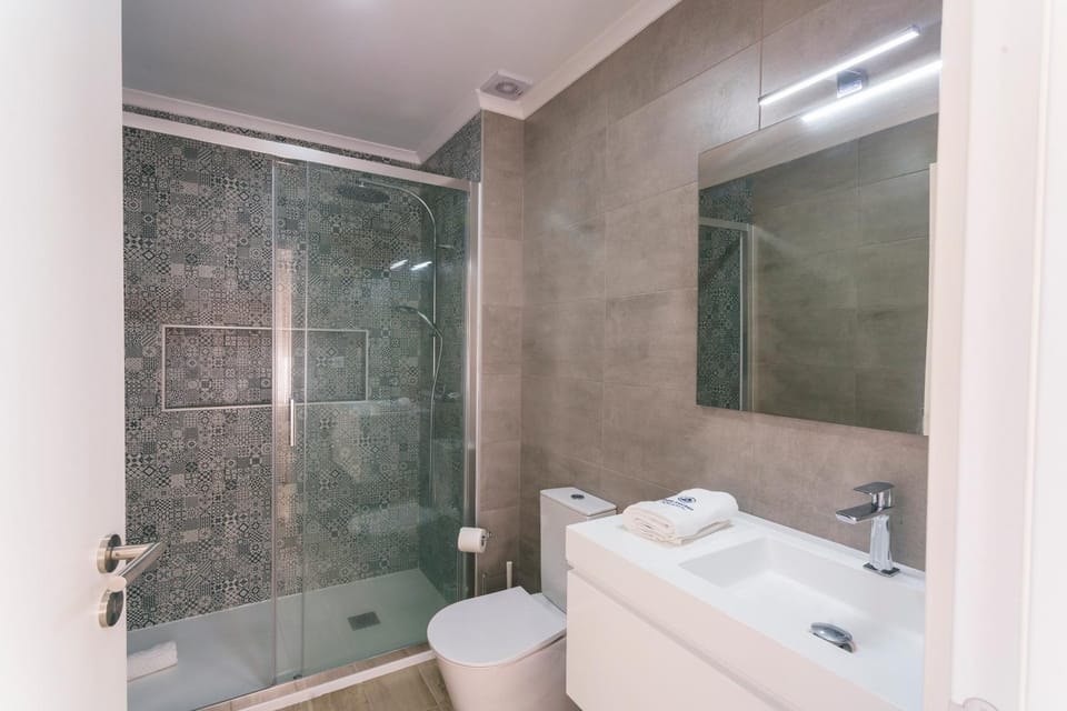 Shower, Toilet, Bathroom, towels