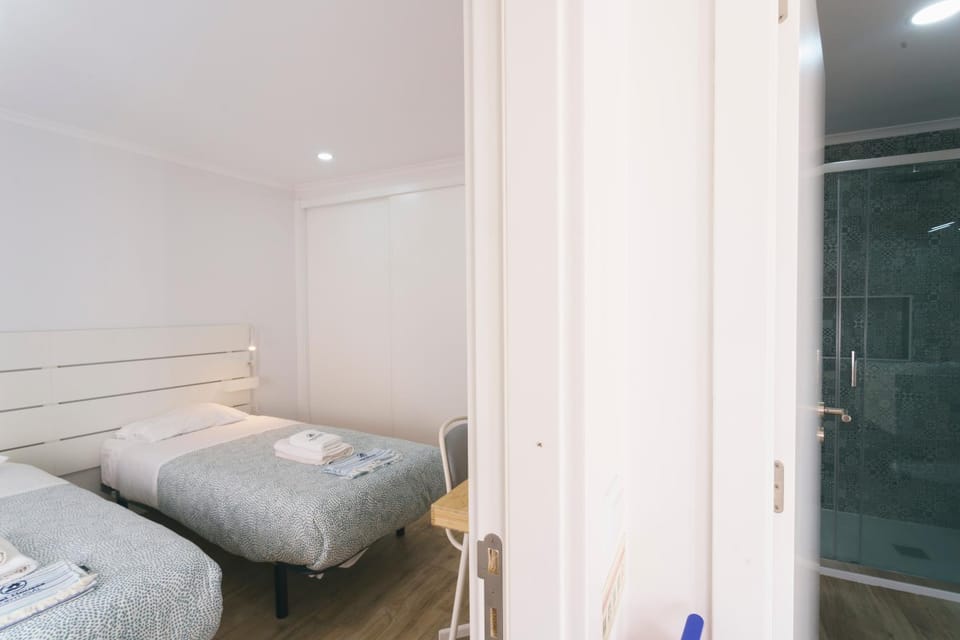 Shower, Bed, Bathroom, Photo of the whole room, Bedroom, towels