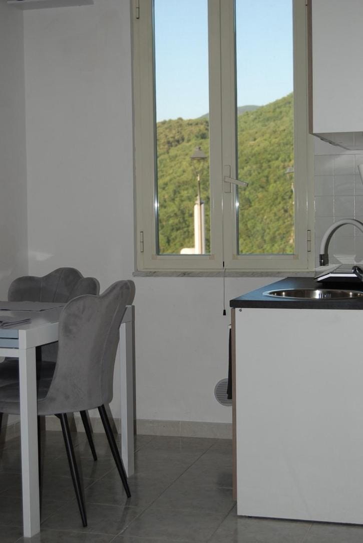 Natural landscape, Kitchen or kitchenette, Dining area, Mountain view