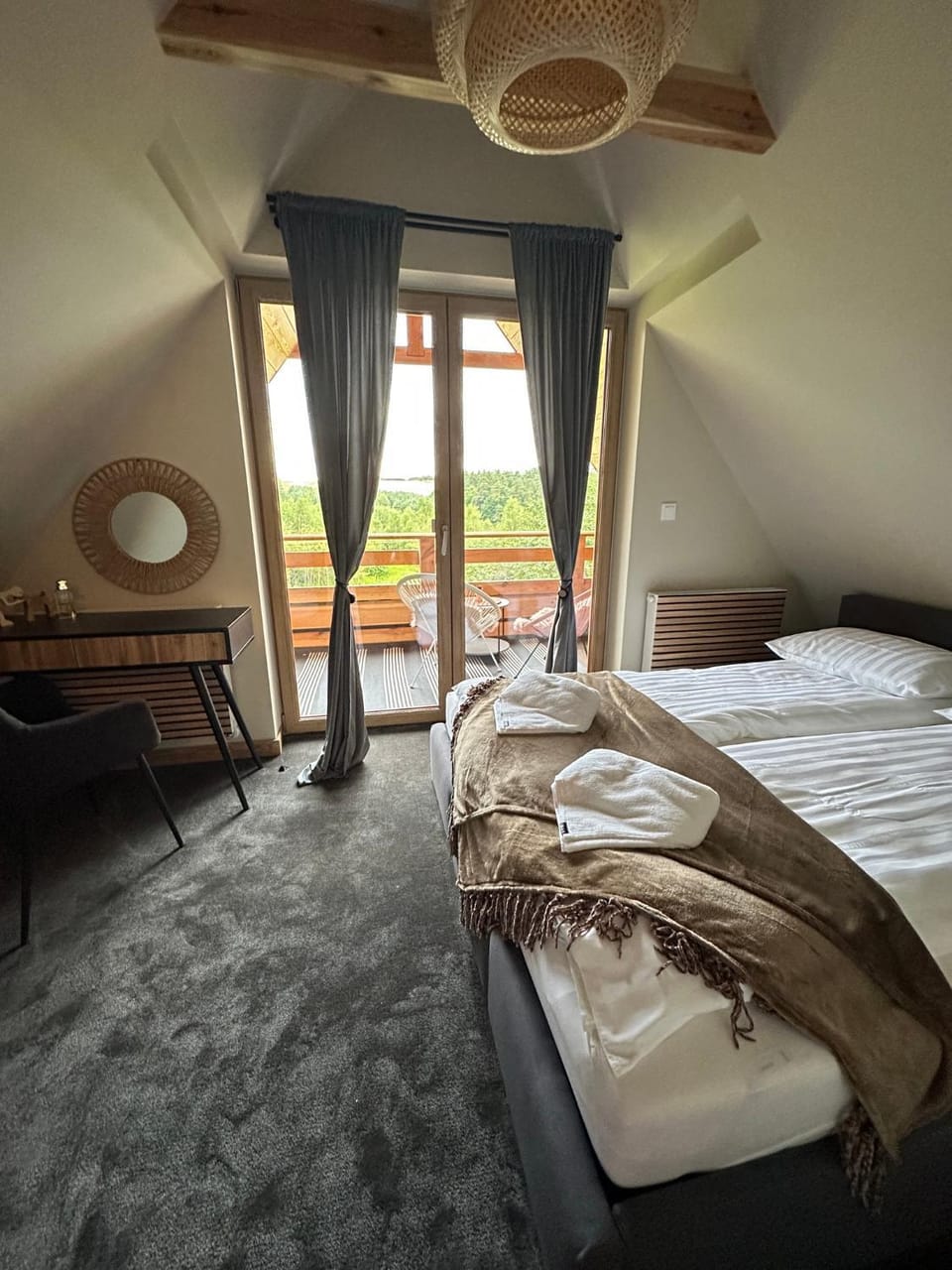 Bed, Other, Other, Other, Photo of the whole room, Seating area, Bedroom, towels, towels
