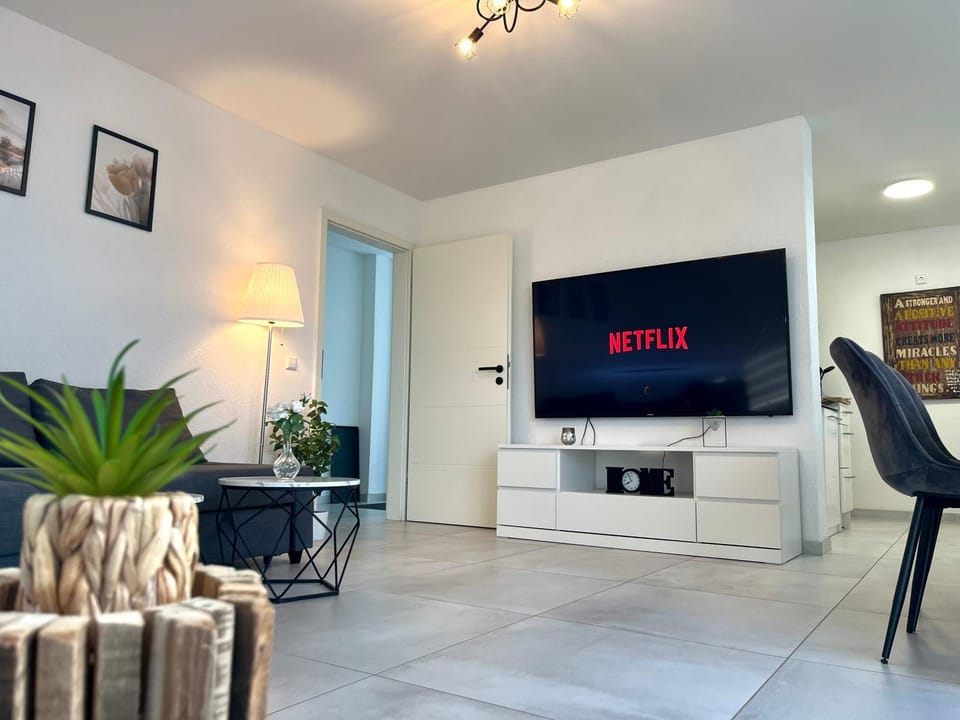 Communal lounge/ TV room, TV and multimedia, Living room, Seating area, Evening entertainment
