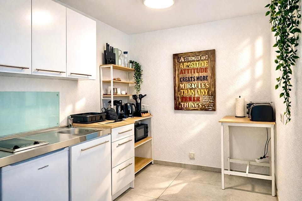 Coffee/tea facilities, Kitchen or kitchenette, oven, stove, toaster