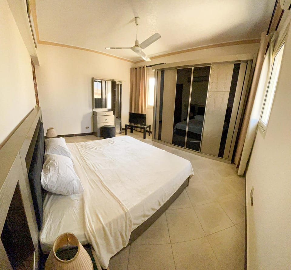Bed, TV and multimedia, Bedroom, fireplace, wardrobe, air conditioner