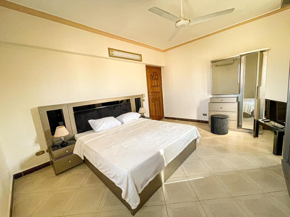 Bed, TV and multimedia, Photo of the whole room, Bedroom, fireplace, air conditioner