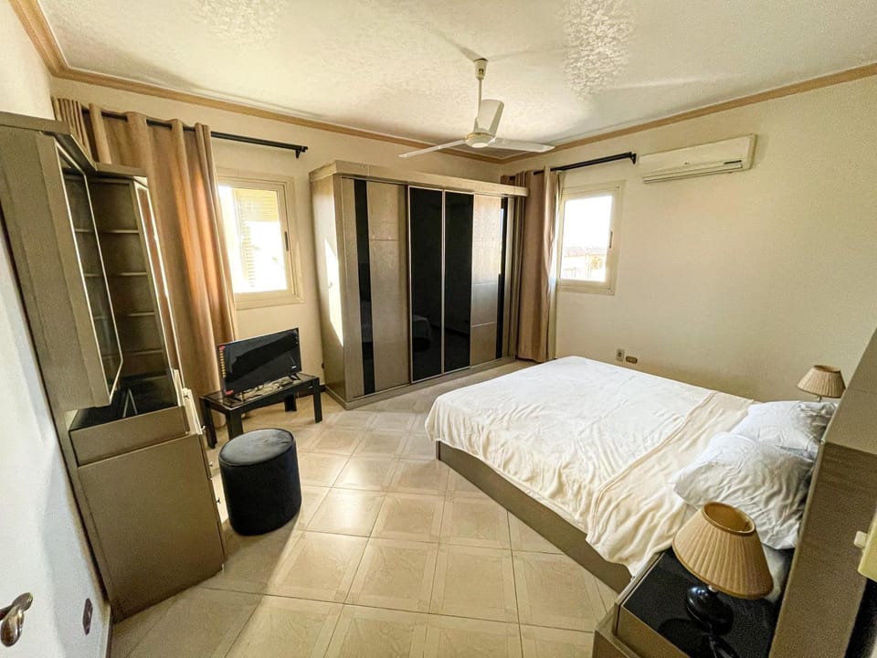 Bed, TV and multimedia, Photo of the whole room, Bedroom, fireplace, wardrobe, air conditioner