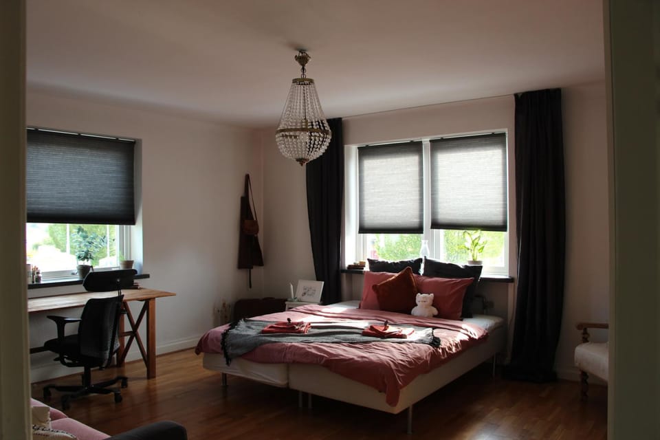 Bedroom, towels