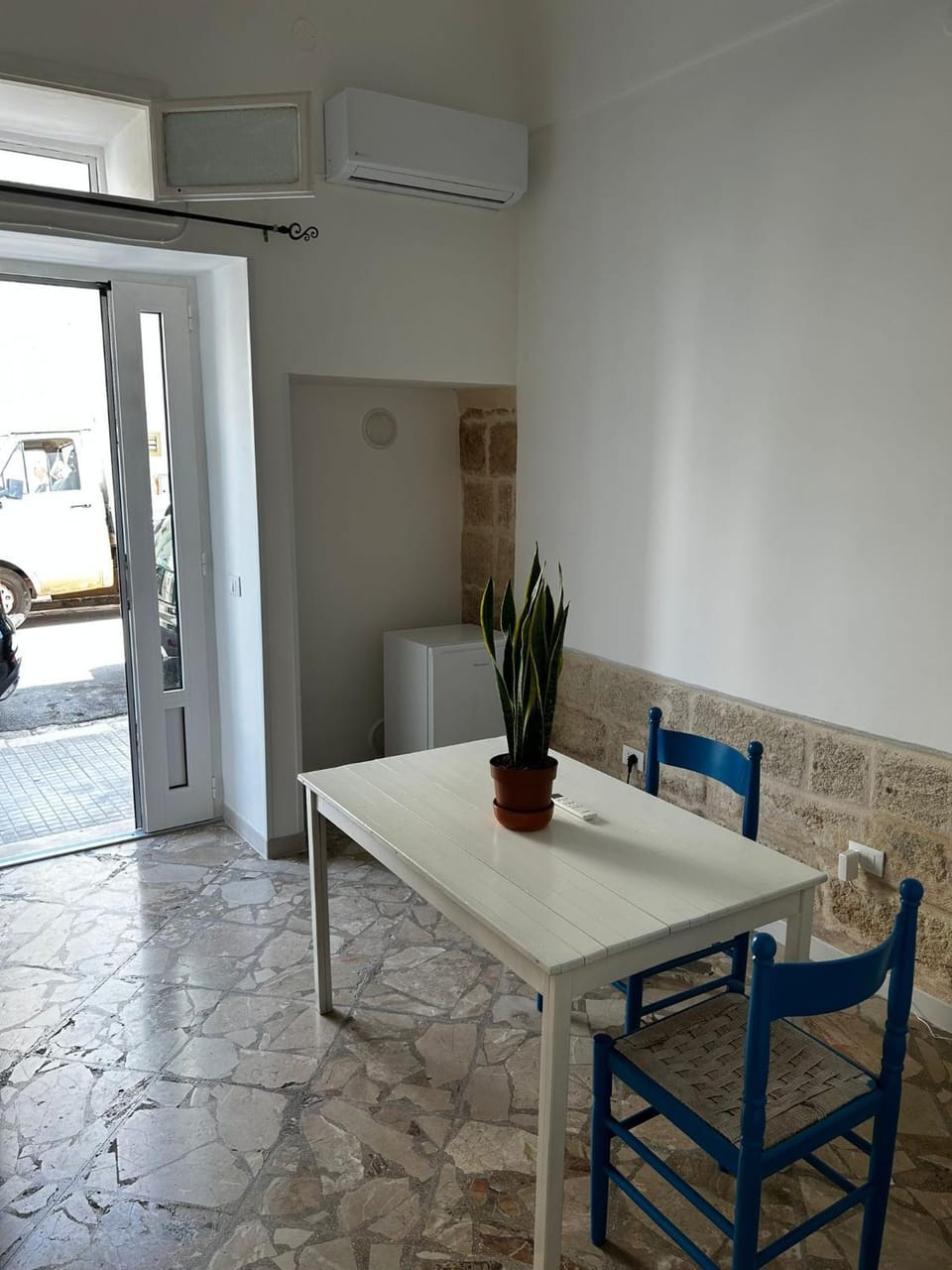 Living room, Seating area, Dining area, air conditioner