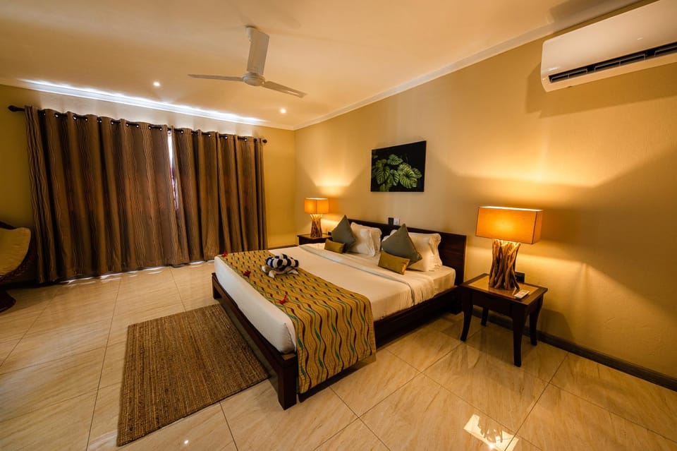 Bed, Photo of the whole room, Bedroom, fireplace, air conditioner