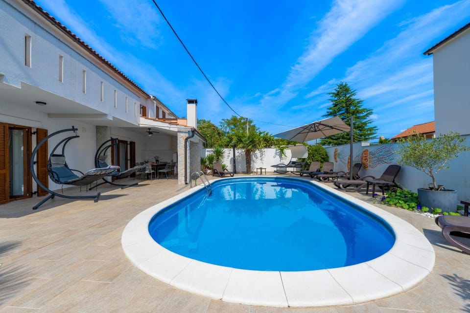 Property building, Patio, Day, Pool view, Swimming pool, sunbed