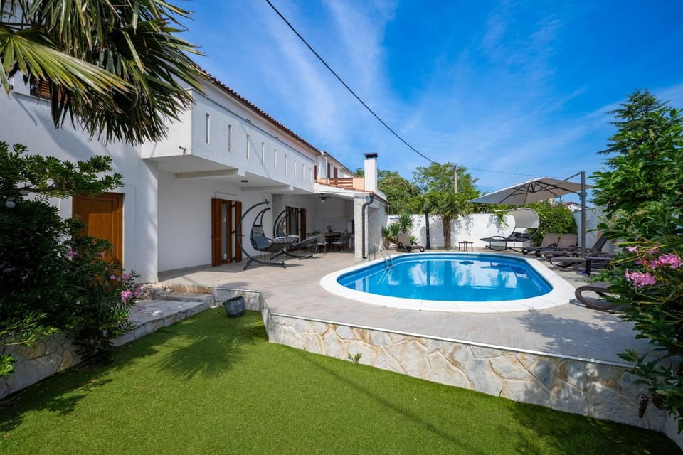 Property building, Patio, Spring, Day, Natural landscape, Garden, Garden view, Pool view, Swimming pool