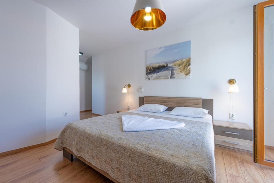 Bed, Photo of the whole room, Bedroom, towels