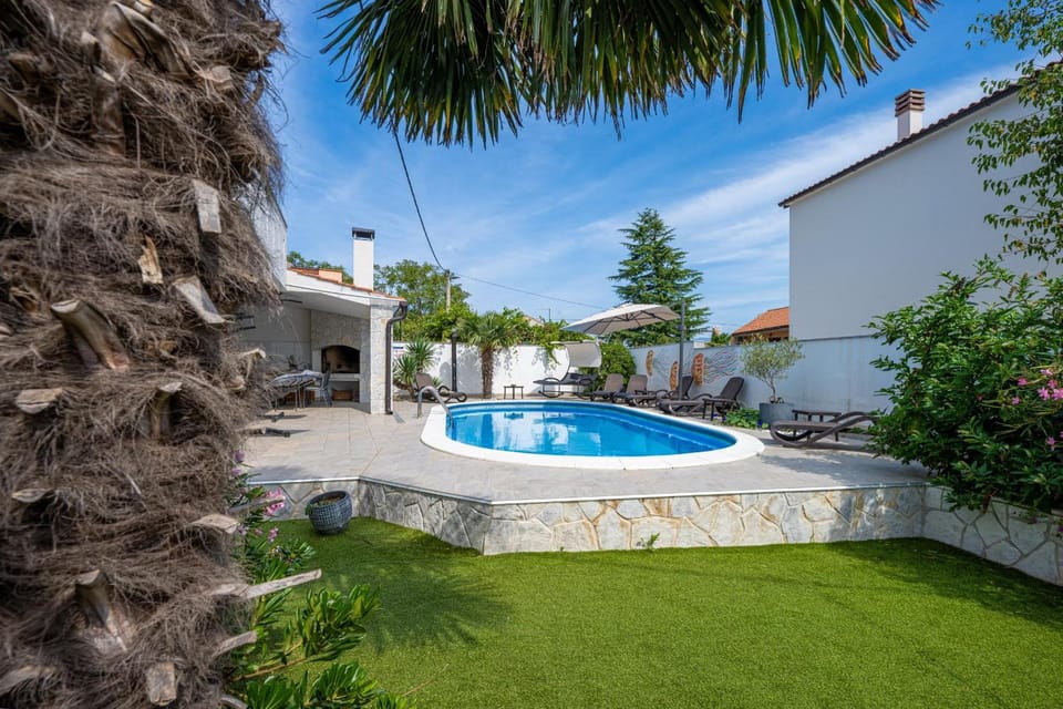 Property building, Spring, Day, Garden, Garden view, Pool view, Swimming pool, sunbed