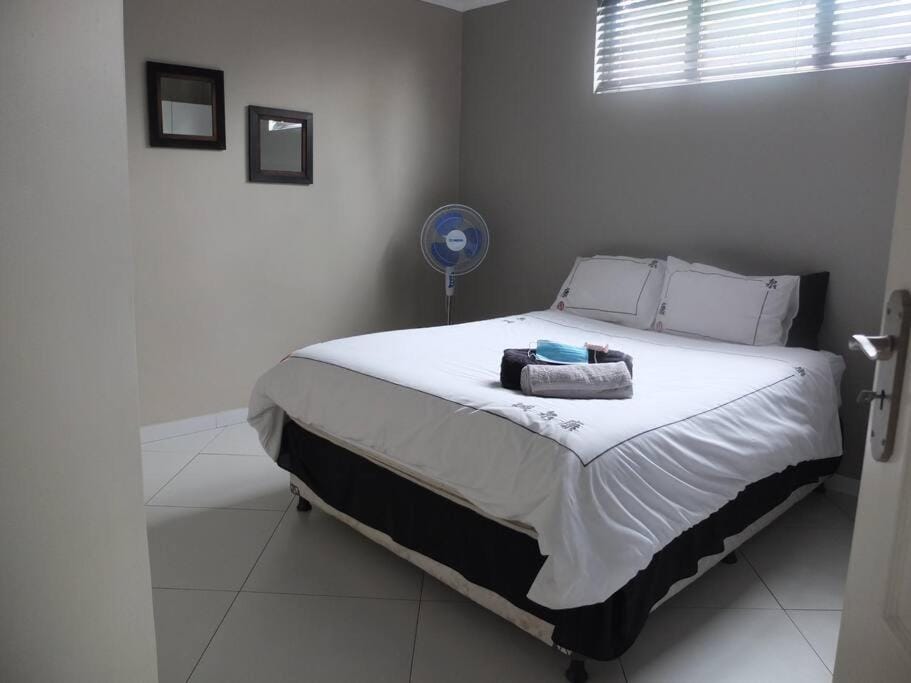 Bed, Bedroom, fireplace