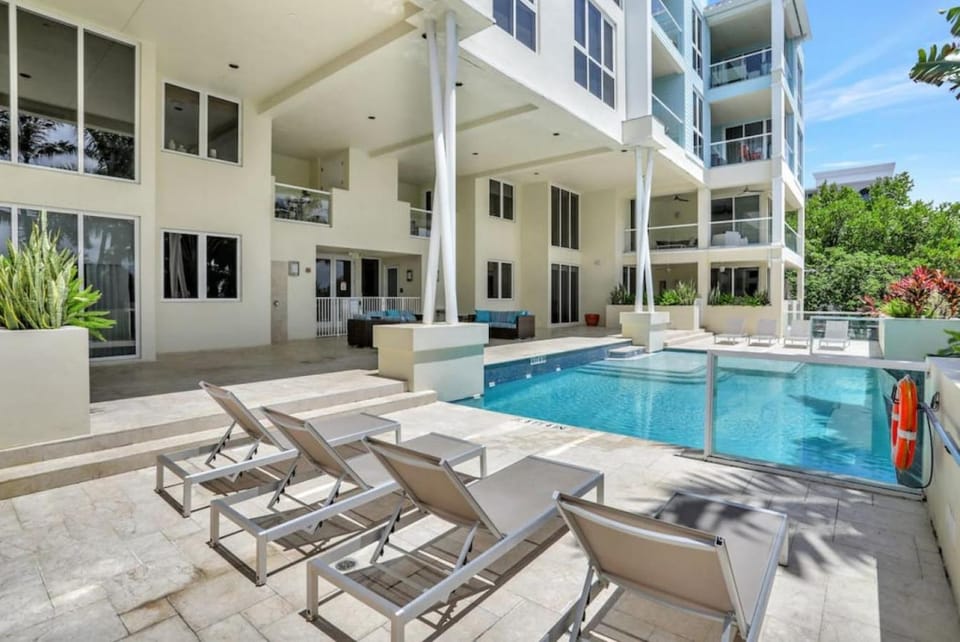 Swimming pool, sunbed