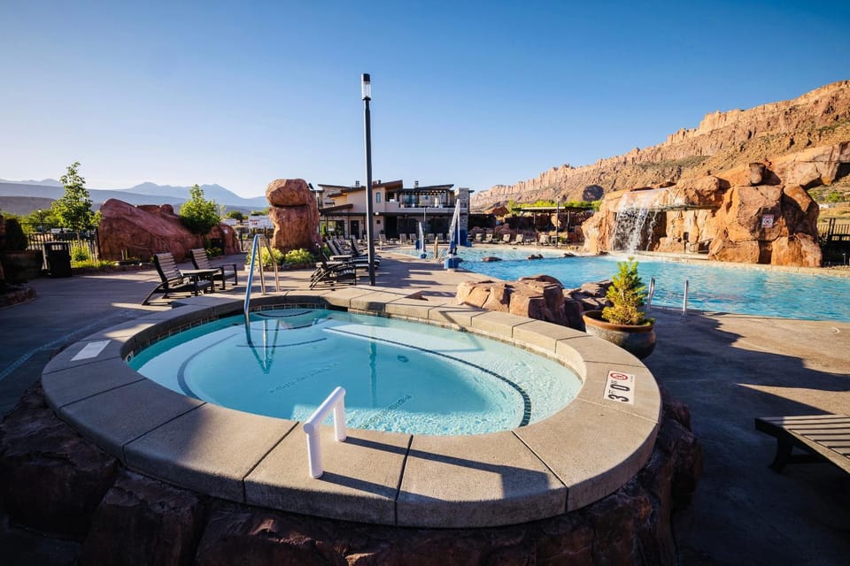Property building, Day, Hot Tub, Pool view, Swimming pool