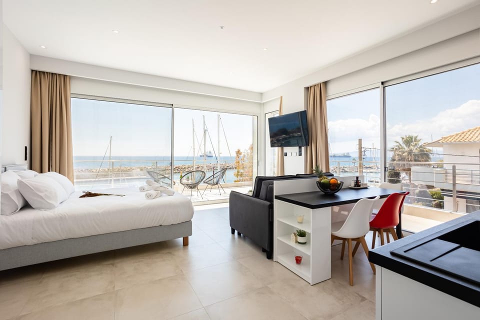 Bed, TV and multimedia, View (from property/room), Seating area, Bedroom