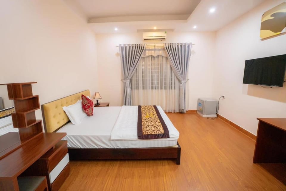 Bed, TV and multimedia, Photo of the whole room, Bedroom, hair dresser