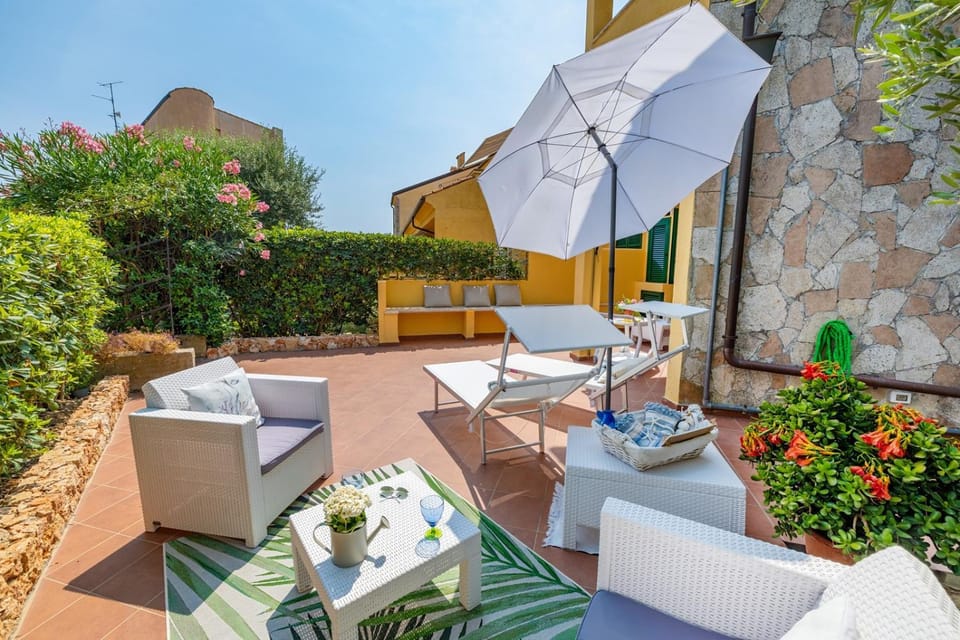 Property building, Balcony/Terrace, Living room