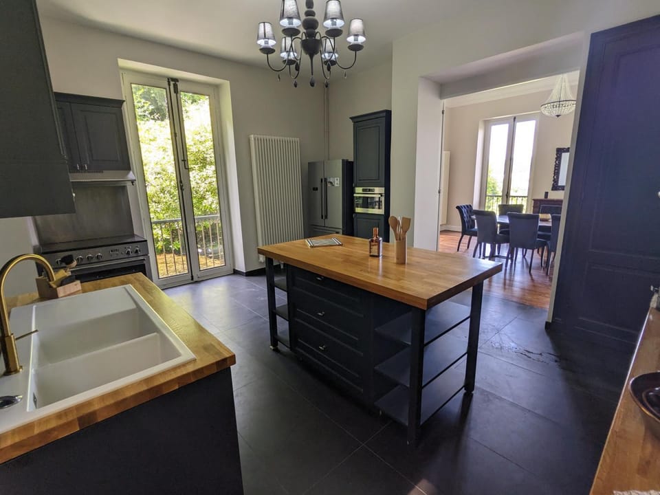 Kitchen or kitchenette, Internal: Not applicable to any particular room