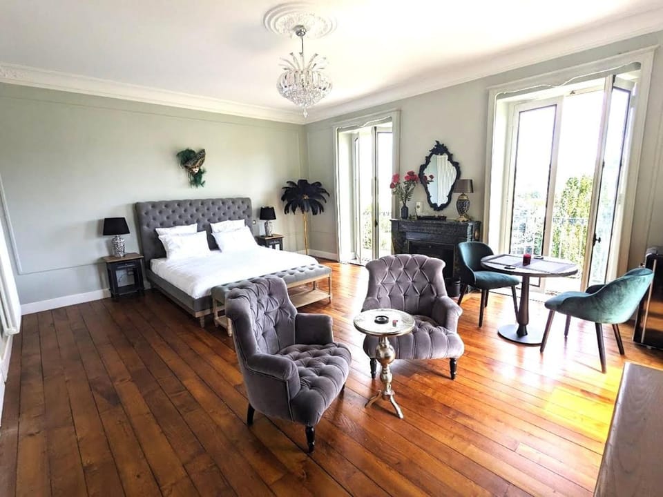 Bed, Living room, Photo of the whole room, Bedroom