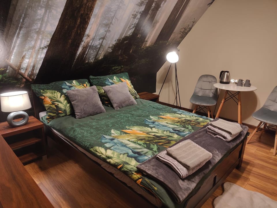 Bed, TV and multimedia, Coffee/tea facilities, Photo of the whole room, Bedroom, furniture, heating, locker, locker