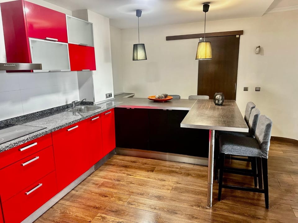 Kitchen or kitchenette, Dining area, minibar, stove