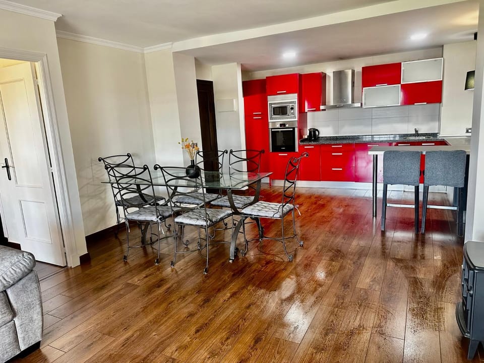 Kitchen or kitchenette, Dining area, stove