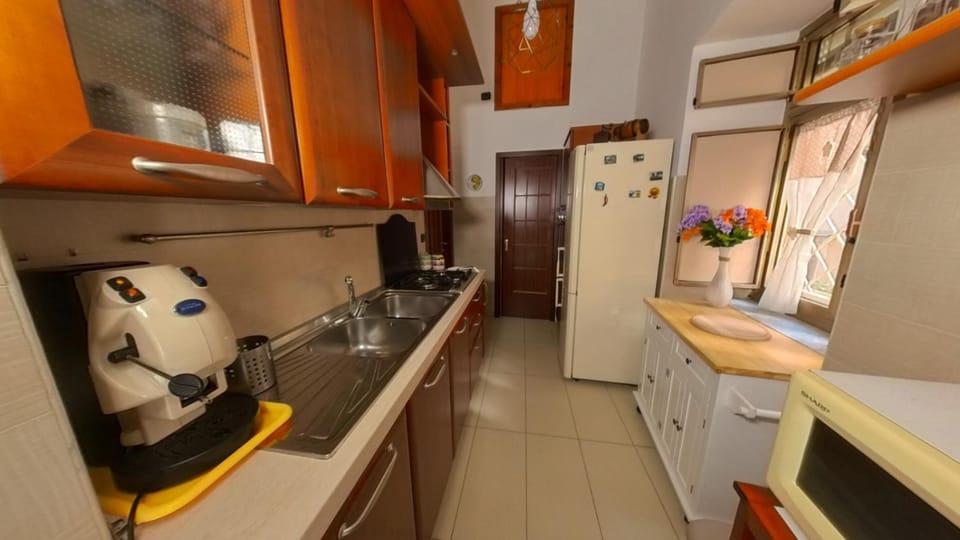 Kitchen or kitchenette, minibar, stove