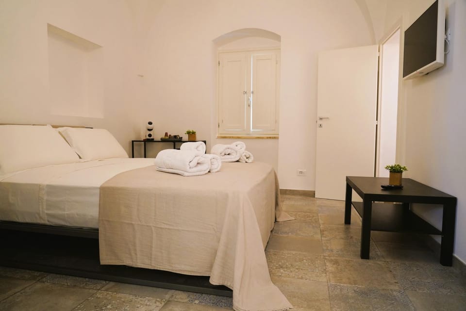 Bed, TV and multimedia, Photo of the whole room, Bedroom, towels
