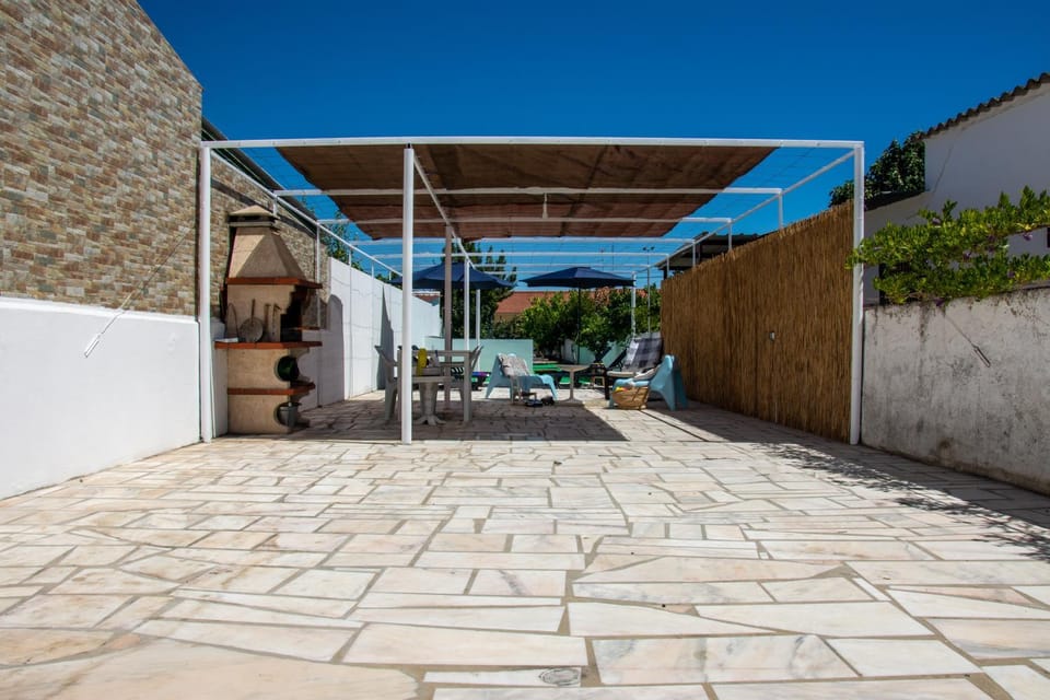 Property building, Patio, BBQ facilities, Balcony/Terrace, Inner courtyard view