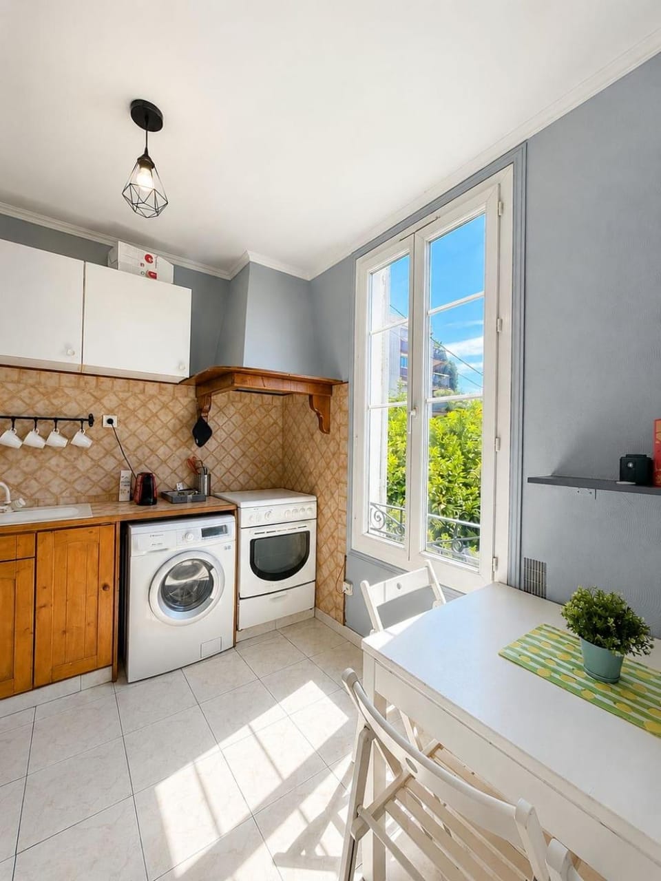 Kitchen or kitchenette, Dining area, oven, washing machine