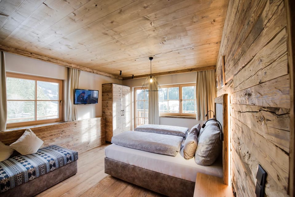 Bed, TV and multimedia, Photo of the whole room, Seating area, Bedroom