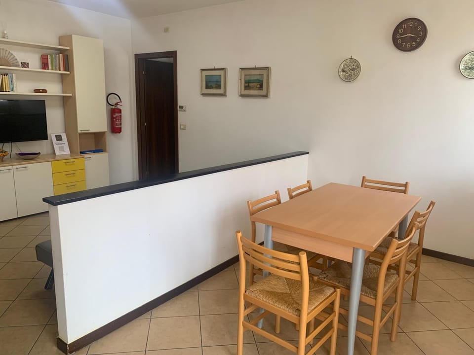 TV and multimedia, Living room, Dining area, Dinner