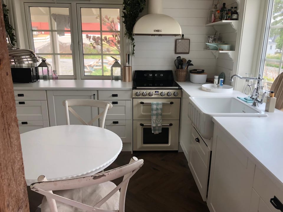 Kitchen or kitchenette, Dining area, oven, stove