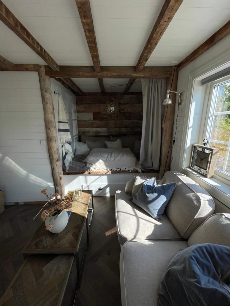 Bed, Living room, Photo of the whole room, Seating area