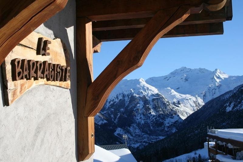 Property building, Nearby landmark, Property logo or sign, Natural landscape, Winter, Logo/Certificate/Sign, Mountain view