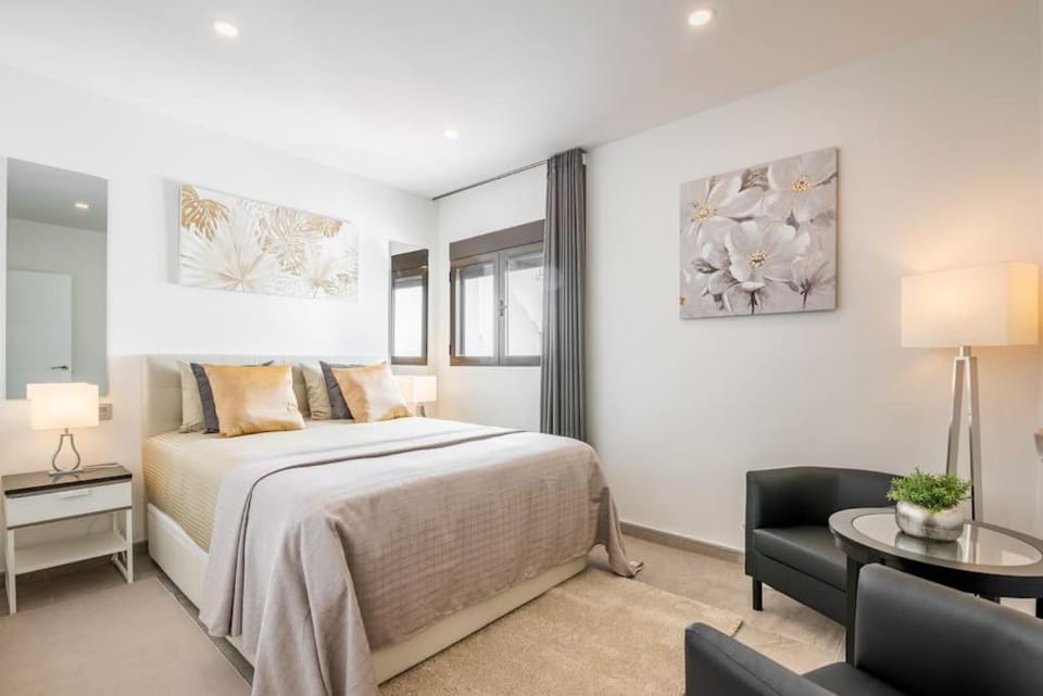 Casa Frida Puerto Banús and Private Parking Apartment in Marbella
